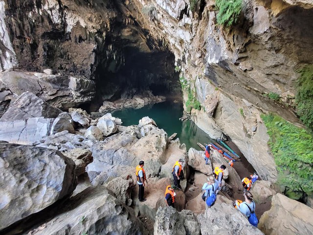 Du khách chuẩn bị khám phá hang động tại khu bảo tồn thiên nhiên Hin Namno (Lào)
